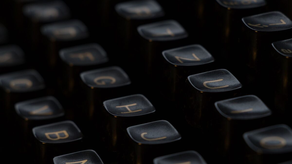 Alte Schreibmaschine im warmen Lampenlicht als Symbol für berühmte Schriftsteller