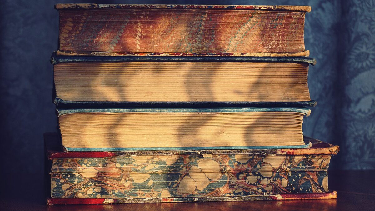 Bücherstapel im warmen Licht einer Buchhandlung