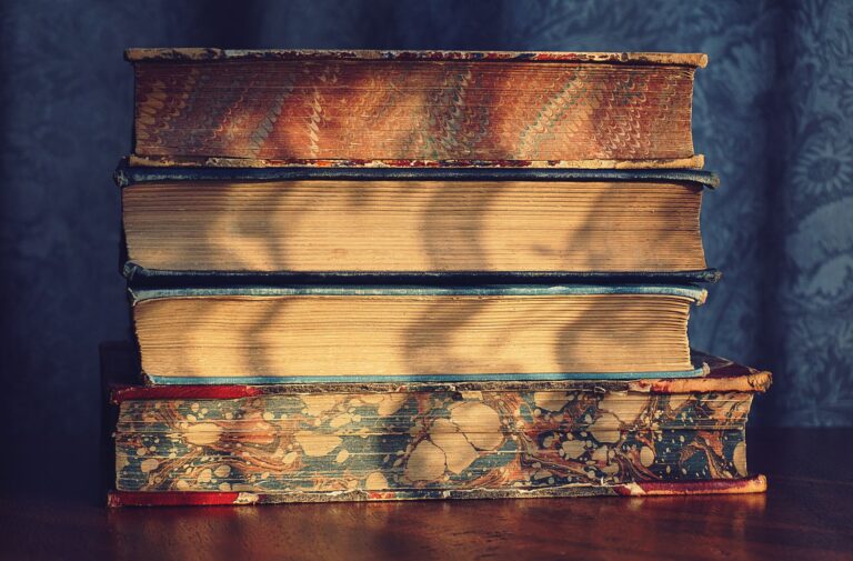 Bücherstapel im warmen Licht einer Buchhandlung