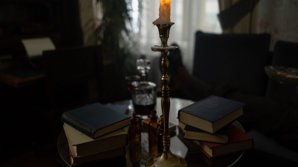 Alte Bücher in einer stimmungsvollen, dunklen Bibliothek