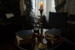 Alte Bücher in einer stimmungsvollen, dunklen Bibliothek