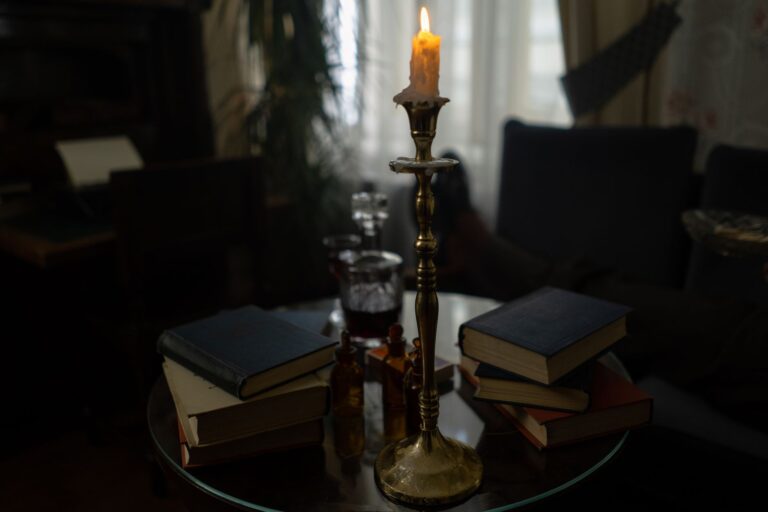 Alte Bücher in einer stimmungsvollen, dunklen Bibliothek