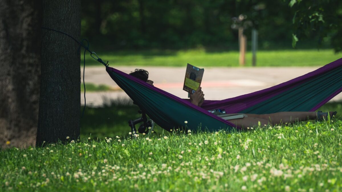 Entspannte Auszeit mit Buch statt Smartphone im Freien