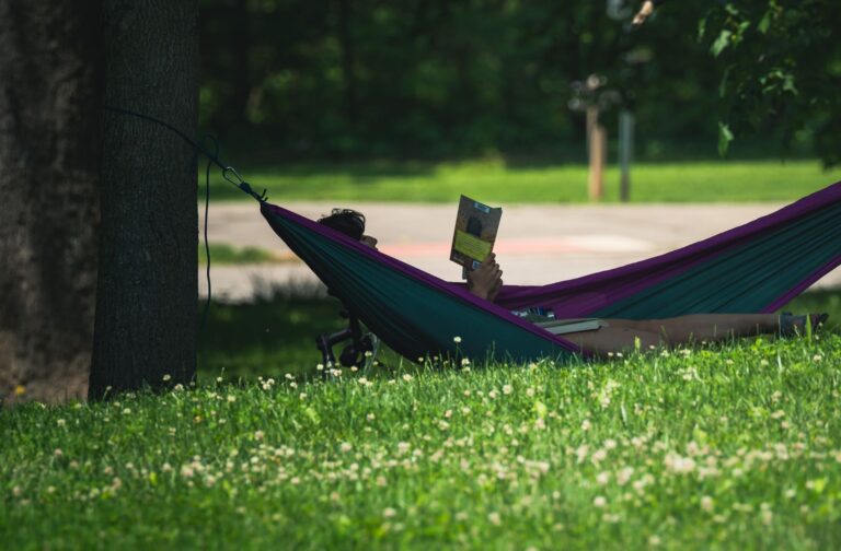Entspannte Auszeit mit Buch statt Smartphone im Freien