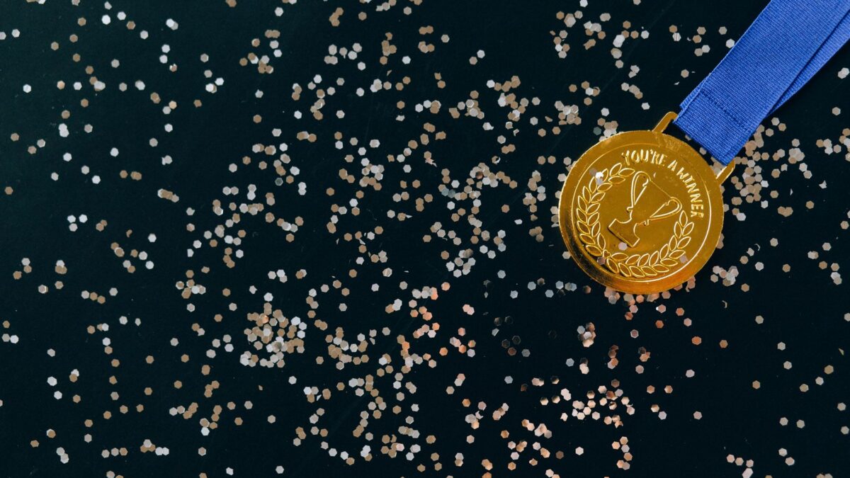 Goldmedaille auf dunklem Hintergrund als Symbol für den Literaturnobelpreis