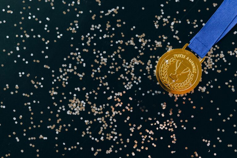 Goldmedaille auf dunklem Hintergrund als Symbol für den Literaturnobelpreis