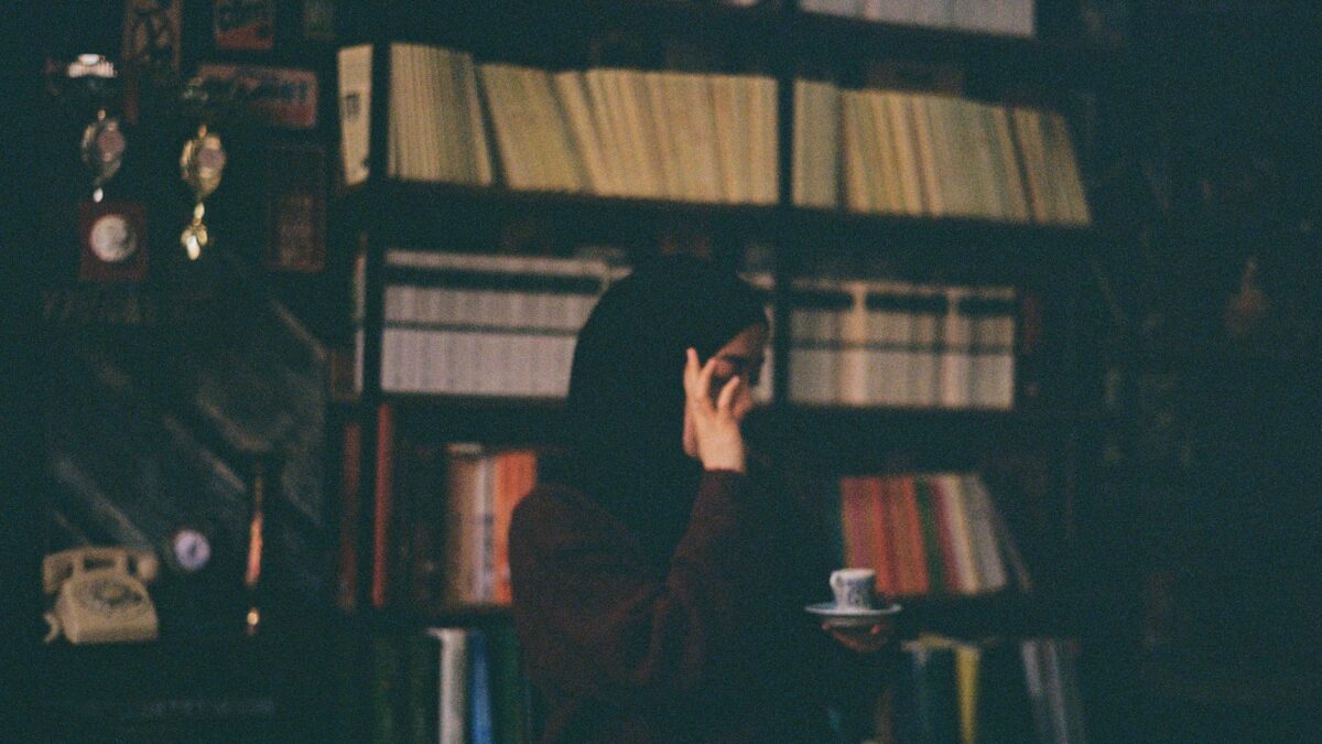 Kaffeehaustisch mit Buch und Kaffee im warmen Licht, Wiener Kaffeehausatmosphäre