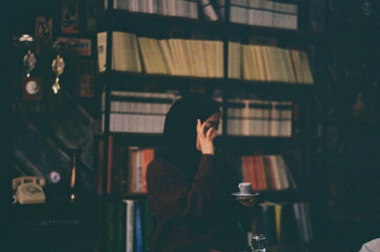 Kaffeehaustisch mit Buch und Kaffee im warmen Licht, Wiener Kaffeehausatmosphäre
