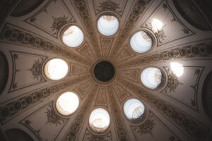 Prunkvolle Kuppeldecke in einem historischen Wiener Gebäude – Kulisse des österreichischen Deutsch