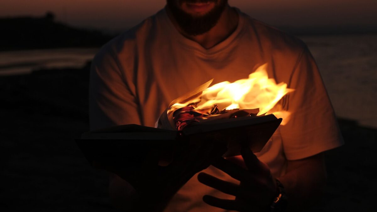 Person mit Buch im Halbdunkel, geheimnisvolle Stimmung