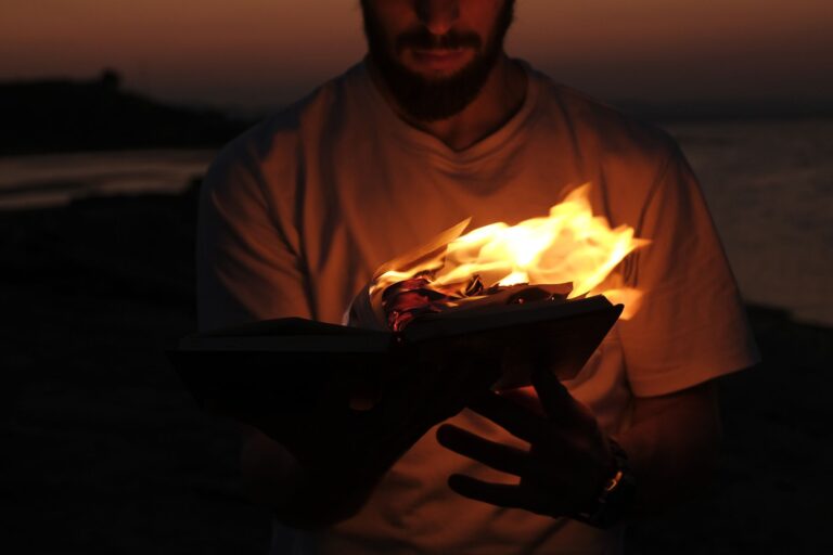 Person mit Buch im Halbdunkel, geheimnisvolle Stimmung