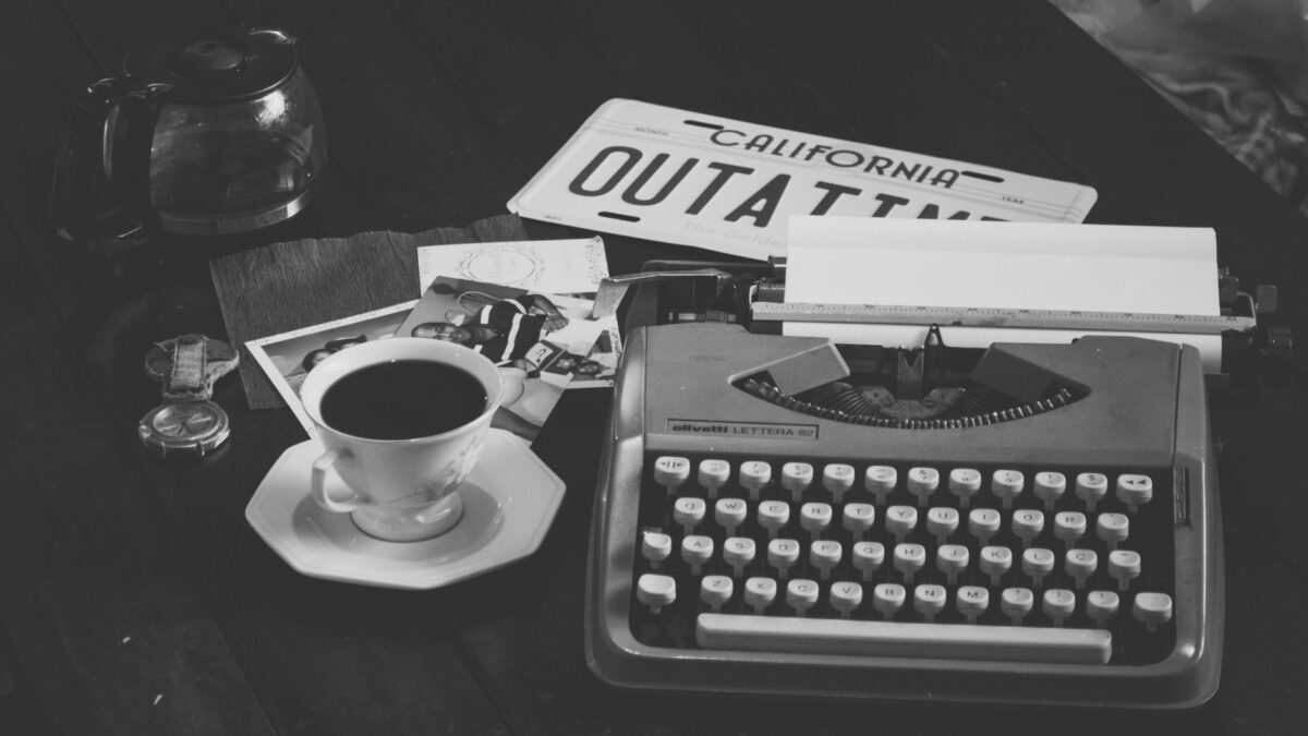 Schreibmaschine und Kaffeetasse im warmen Morgenlicht