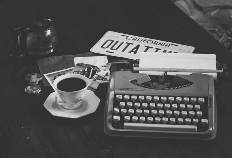 Schreibmaschine und Kaffeetasse im warmen Morgenlicht