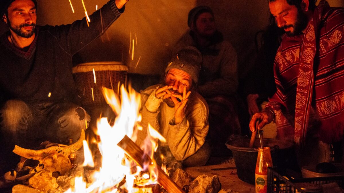 Lagerfeuer in der Nacht als Sinnbild für das Erzählen von Geschichten