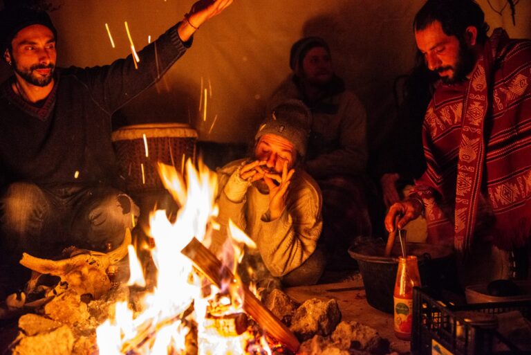 Lagerfeuer in der Nacht als Sinnbild für das Erzählen von Geschichten