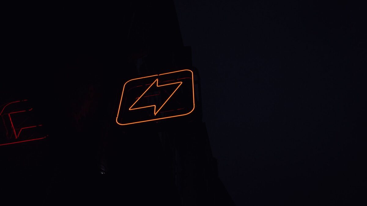 Leuchtende Neonreklame in einer dunklen Stadt bei Nacht