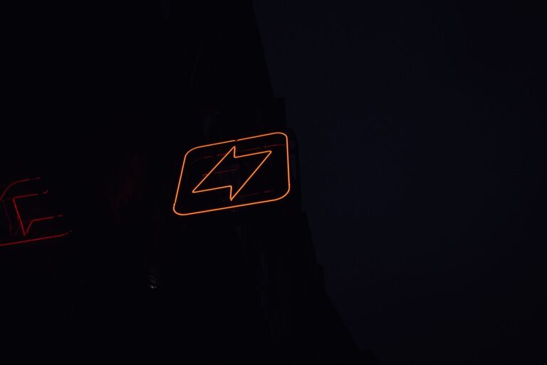 Leuchtende Neonreklame in einer dunklen Stadt bei Nacht