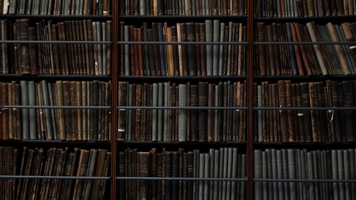 Alte Bücher in stimmungsvollem Licht – Lesen als Quelle für einen größeren Wortschatz