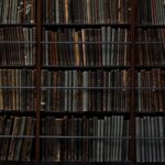 Alte Bücher in stimmungsvollem Licht – Lesen als Quelle für einen größeren Wortschatz