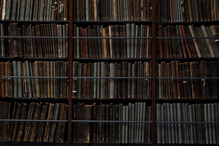 Alte Bücher in stimmungsvollem Licht – Lesen als Quelle für einen größeren Wortschatz